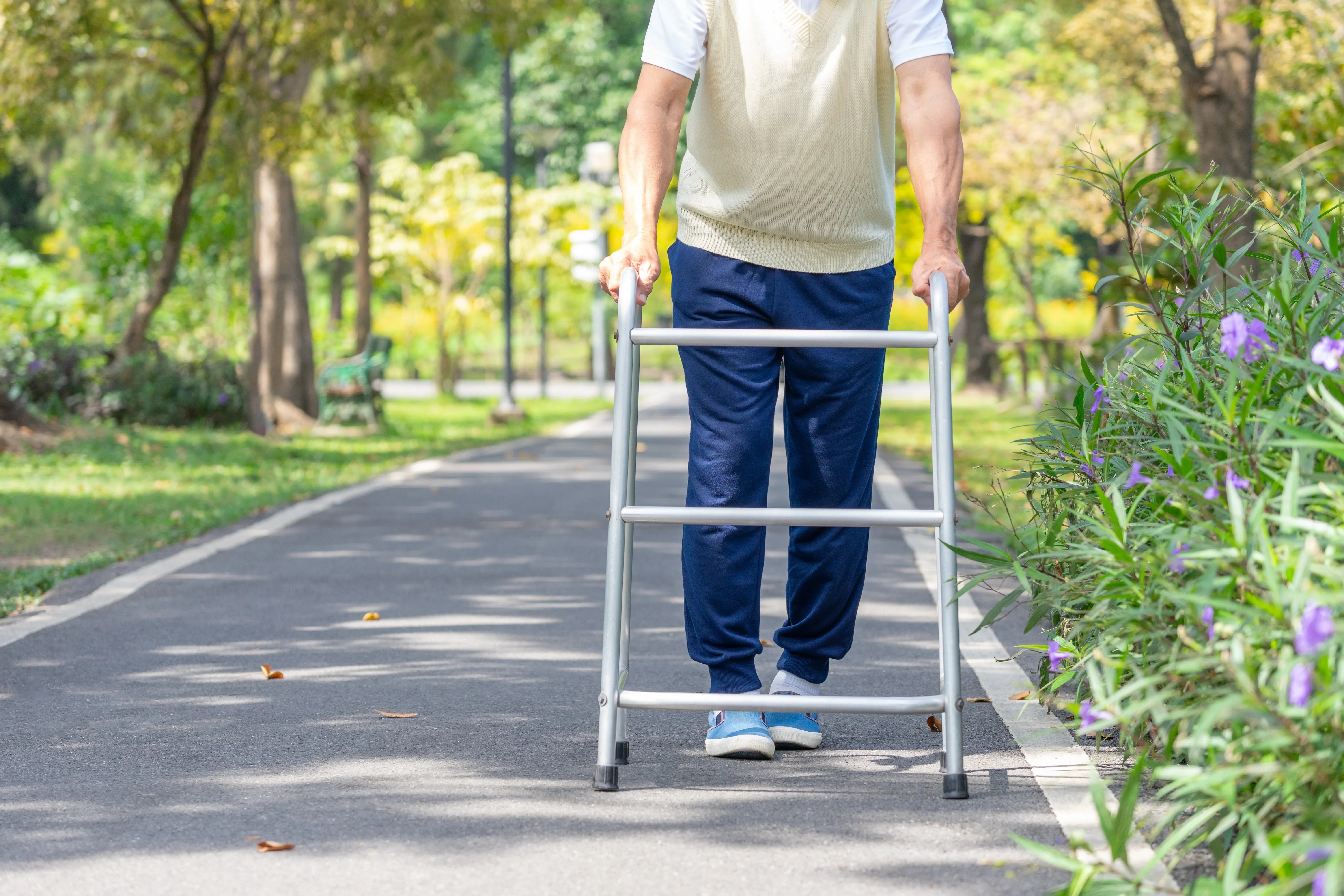 Walking After Knee Replacement: Stairs, Walker, and Getting Back on Your Feet